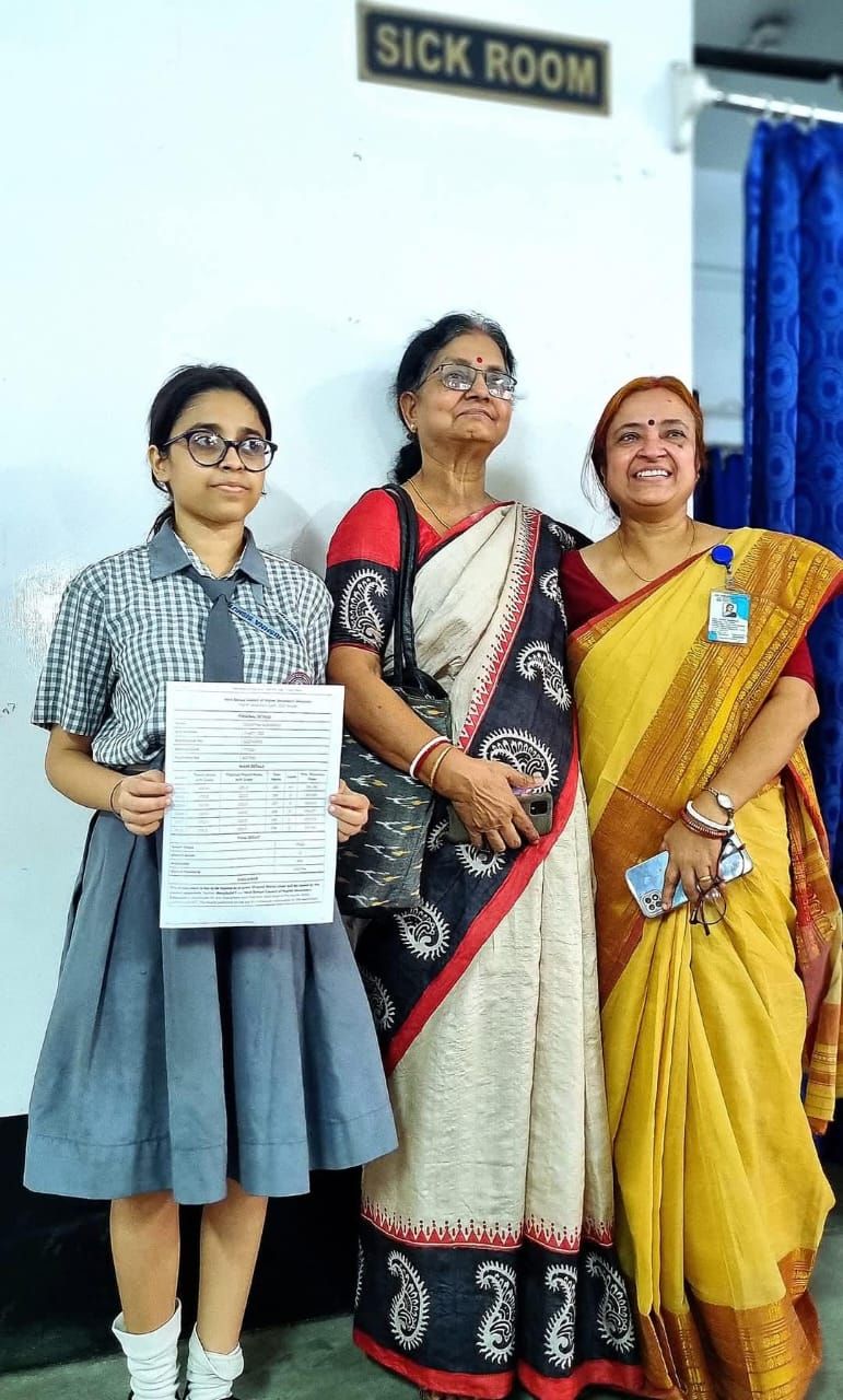 কৃতি ছাত্রী শ্রেষ্ঠা মুখার্জী - মায়ের সাথে